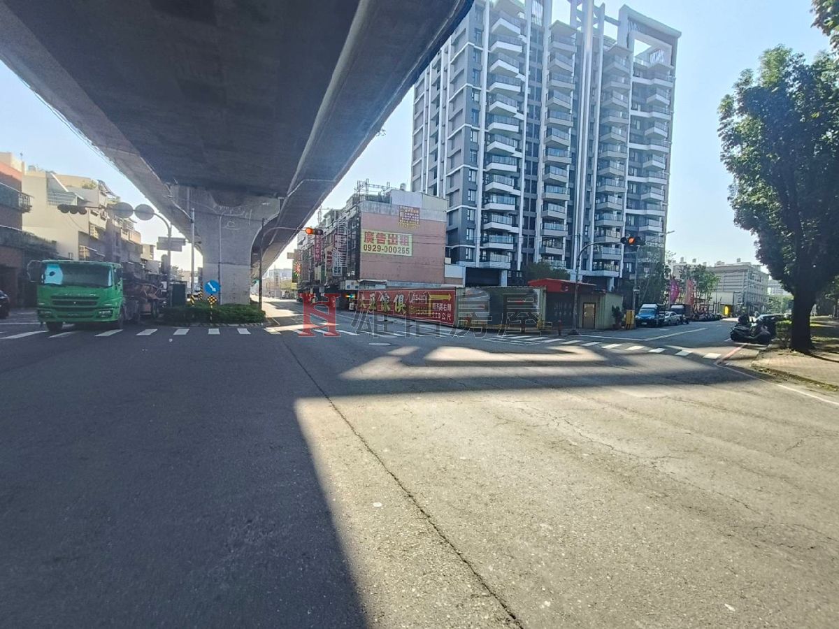 鳳山五甲交流道三角窗建地